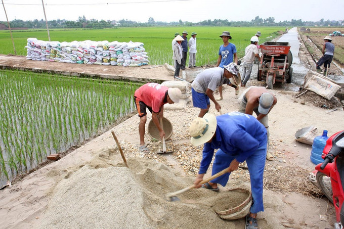 Người dân xã Tân Hội, huyện Đan Phượng (Hà Nội) cải tạo, nâng cấp đường giao thông nội đồng. Ảnh:Tư liệu BA DTMN Hà Nội nắm bắt nguyện vọng của người dân, phát huy vai trò làm chủ của nhân dân trong xây dựng nông thôn mới ảnh 8