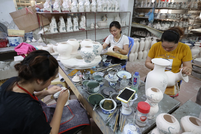 Nghề gốm sứ ở Bát Tràng tạo công ăn việc làm cho hàng chục nghìn lao động trong và ngoài địa phương với mức thu nhập bình quân đạt khoảng 6 triệu đồng/người/tháng. OCOP chắp cánh thương hiệu gốm sứ Bát Tràng ảnh 10
