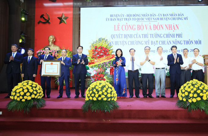 Các đồng chí lãnh đạo, nguyên lãnh đạo thành phố Hà Nội tặng hoa chúc mừng huyện Chương Mỹ. Chương Mỹ xây dựng nông thôn giàu đẹp, văn mình và hiện đại ảnh 3