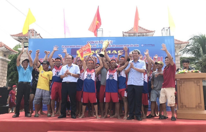 Ban Tổ chức trao Cup cho đội Ninh Chữ 2 giành giải Nhất đua thuyền rồng trên biển Đầm Nại năm 2023. Ảnh: TTXVN phát Tưng bừng giải đua thuyền rồng trên biển Đầm Nại ảnh 2
