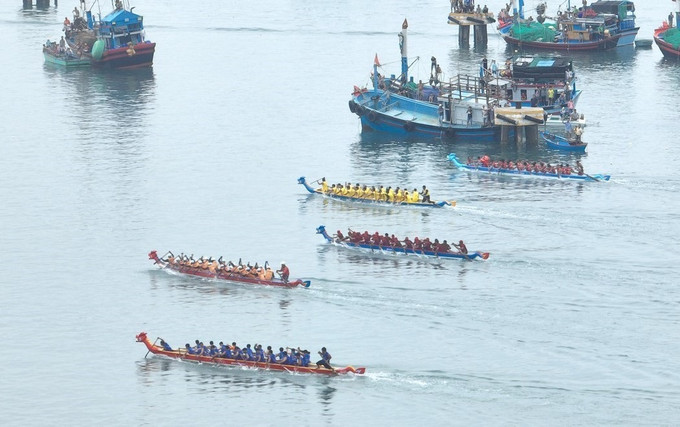 Các đội đua thuyền rồng tranh tài trên biển Đầm Nại, huyện Ninh Hải. Ảnh: TTXVN phát Tưng bừng giải đua thuyền rồng trên biển Đầm Nại ảnh 1