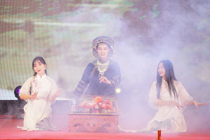 Biểu diễn những nét văn hóa đặc trưng của các tỉnh Đồng bằng sông Hồng. Hà Nội lần đầu tiên giới thiệu, quảng bá, kết nối sản phẩm OCOP gắn với văn hóa các tỉnh Đồng bằng sông Hồng ảnh 15