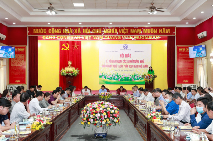 Hội thảo “Kết nối giao thương các sản phẩm làng nghề, thủ công mỹ nghệ và sản phẩm OCOP thành phố Hà Nội” nằm trong chuỗi sự kiện Lễ công bố và đón nhận Quyết định của Thủ tướng Chính phủ công nhận huyện Thạch Thất đạt chuẩn nông thôn mới năm 2020. Hà Nội phấn đấu đến hết năm 2021 thu nhập người dân nông thôn đạt 60 triệu đồng/người/năm ảnh 10
