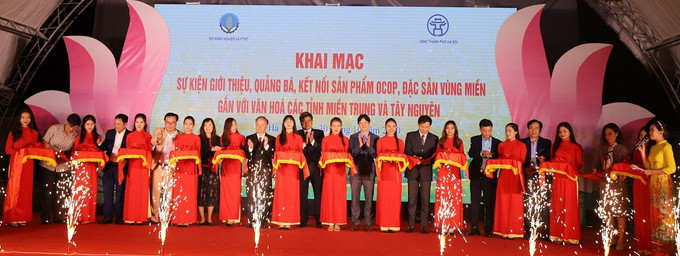 Quang cảnh Lễ cắt băng khai mạc sự kiện “Giới thiệu, quảng bá, kết nối sản phẩm OCOP, đặc sản vùng miền gắn với văn hóa các tỉnh miền Trung - Tây Nguyên”… diễn ra tối ngày 30/10/2020 tại phố đi bộ Trịnh Công Sơn. OCOP - động lực phát triển kinh tế nông thôn Hà Nội ảnh 5