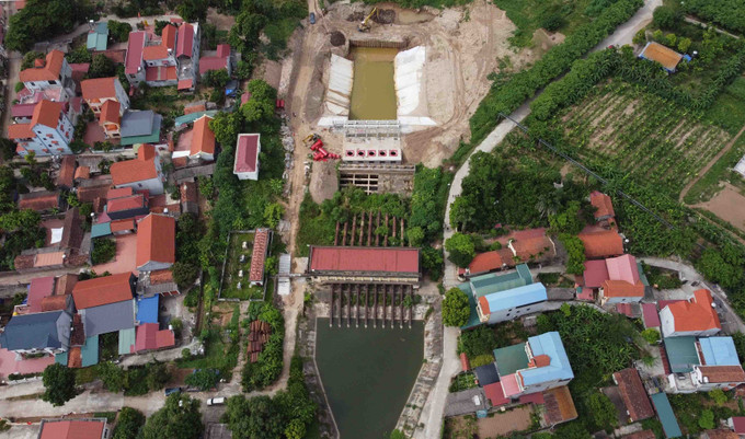 Trạm bơm Thanh Điềm ở xã Chu Phan, huyện Mê Linh (Hà Nội) đến nay đã hoàn thành hơn 80% khối lượng công việc, dự kiến đưa vào sử dụng trong quý 4/2021. Khi đưa vào sử dụng, công trình này chủ động nước tưới cho 6.500ha đất sản xuất nông nghiệp trên địa bàn huyện Mê Linh. Ảnh: Vũ Sinh Nông nghiệp Hà Nội nỗ lực vượt khó ảnh 5