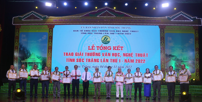 Ban tổ chức trao Giải thưởng văn học, nghệ thuật tỉnh Sóc Trăng lần thứ nhất, năm 2022 cho các cá nhân đạt giải. Ảnh: Nhật Bình - TTXVN Sóc Trăng ghi nhận, tôn vinh những tác phẩm, công trình văn học, nghệ thuật có giá trị ảnh 1