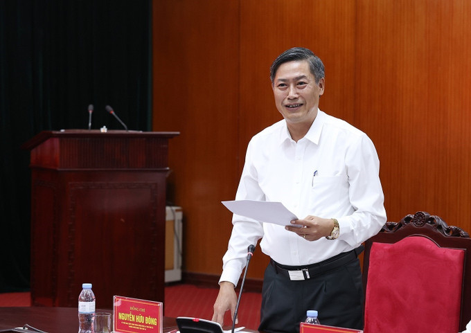 Bí thư Tỉnh ủy Sơn La Nguyễn Hữu Đông báo cáo tình hình kinh tế - xã hội của tỉnh Sơn La. Ảnh: Dương Giang - TTXVN Thủ tướng Phạm Minh Chính: Sơn La cần phát huy tinh thần đoàn kết, thống nhất, tự lực, tự cường, tự tin, mạnh mẽ vươn lên ảnh 2