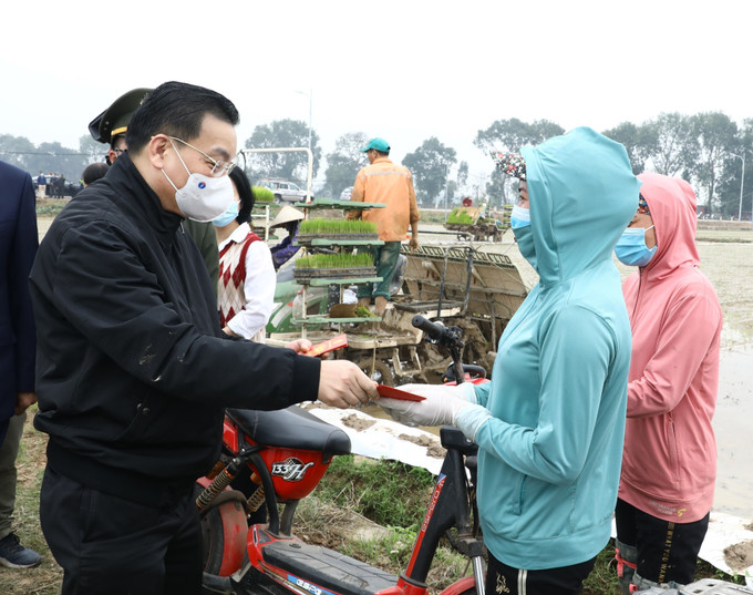 Chủ tịch Ủy ban Nhân dân thành phố Hà Nội Chu Ngọc Anh chúc bà con nông dân xã Dị Nậu, huyện Thạch Thất có một vụ mùa bội thu. Ảnh: Văn Điệp Lãnh đạo thành phố Hà Nội xuống đồng cấy lúa ảnh 5
