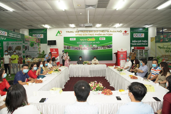 Trong bối cảnh dịch bệnh diễn biến phức tạp và thực hiện Chỉ thị 11/CT-UBND của thành phố Hà Nội, ngành Nông nghiệp Hà Nội rất linh hoạt thực hiện các giải pháp, chủ động trong sản xuất và tiêu thụ nông sản để hoàn thành mục tiêu tăng trưởng đã đề ra. Trong ảnh: Ngày 6/6, Văn phòng Điều phối Chương trình xây dựng nông thôn mới Hà Nội phối hợp với Viện nghiên cứu chuyển đổi số ASEAN lần đầu tiên tổ chức "Ngày hội livestream đặc sản OCOP Hà Nội" thông qua kênh fanpage OCOP Live. Nông nghiệp Hà Nội nỗ lực vượt khó ảnh 9