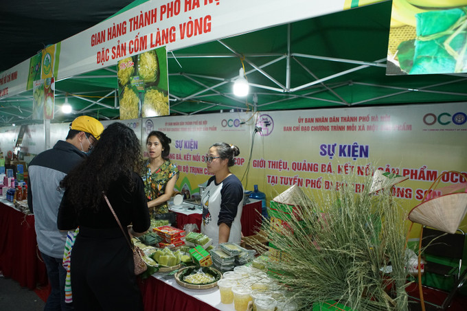 Ngay trong tối khai mạc, hội chợ đã thu hút đông đảo người dân và du khách tới tham quan, mua sắm. Hà Nội lần đầu tiên giới thiệu, quảng bá, kết nối sản phẩm OCOP gắn với văn hóa các tỉnh Đồng bằng sông Hồng ảnh 4