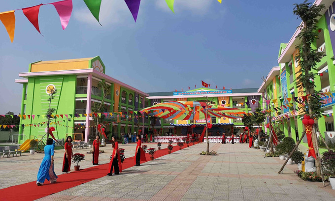 Để từng bước đô thị hóa nông thôn và nâng cao mức sống người dân, năm 2018, huyện Gia Lâm đã chọn Phù Đổng là 1 trong 2 xã đầu tiên của huyện để xây dựng nông thôn mới nâng cao. Đầu tháng 8/2020, thành phố Hà Nội có quyết định công nhận xã đạt chuẩn nông thôn mới nâng cao (đợt 1) cho xã Phù Đổng. Trong ảnh: Xã Phù Đổng tổ chức lễ khánh thành, gắn biển công trình Trường mầm non Phù Đổng đạt chuẩn Quốc gia mức độ II. Nét đẹp nông thôn mới nâng cao Hà Nội ảnh 3