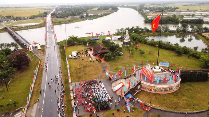 Xúc động Lễ Thượng cờ Thống nhất non sông tại Đôi bờ Hiền Lương - Bến Hải ảnh 4