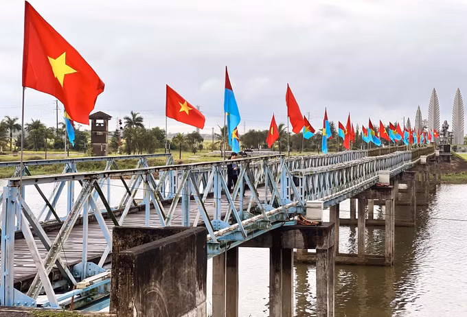 Xúc động Lễ Thượng cờ Thống nhất non sông tại Đôi bờ Hiền Lương - Bến Hải ảnh 2