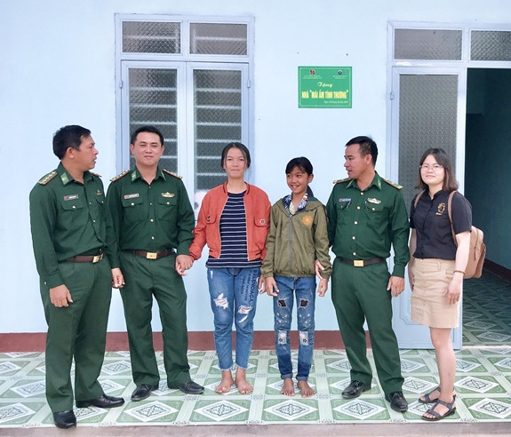 Bộ đội Biên phòng Kon Tum và những đứa con nuôi (Ảnh minh họa). Nguồn: www.qdnd.vn Lan tỏa yêu thương từ mô hình "Con nuôi vùng biên giới" ảnh 1