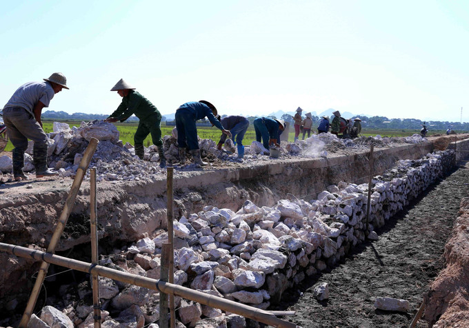 Kiên cố hóa kênh mương và làm đường giao thông nội đồng ở xã Đốc Tín, huyện Mỹ Đức (Hà Nội). Nông thôn Hà Nội khởi sắc từ xây dựng nông thôn mới ảnh 1