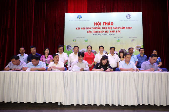 Ký kết ghi nhớ giữa đại diện Văn phòng Điều phối Chương trình xây dựng Nông thôn mới trung ương, đại diện một số tỉnh, thành phố và Hiệp hội các nhà bán lẻ Việt Nam trong tiêu thụ sản phẩm OCOP. Hội thảo Hà Nội kết nối giao thương, tiêu thụ sản phẩm OCOP với các tỉnh miền núi phía Bắc ảnh 16