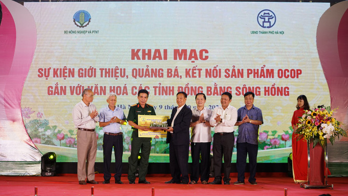 Trong khuôn khổ sự kiện, Hội Sinh vật cảnh thành phố Hà Nội trao tặng 10.000 cây dược liệu (Thạch hộc tía và lan Kim Tuyến) cho Bộ Tư lệnh bảo vệ Lăng Chủ tịch Hồ Chí Minh để bảo tồn nguồn gen quý hiếm. Hà Nội lần đầu tiên giới thiệu, quảng bá, kết nối sản phẩm OCOP gắn với văn hóa các tỉnh Đồng bằng sông Hồng ảnh 7