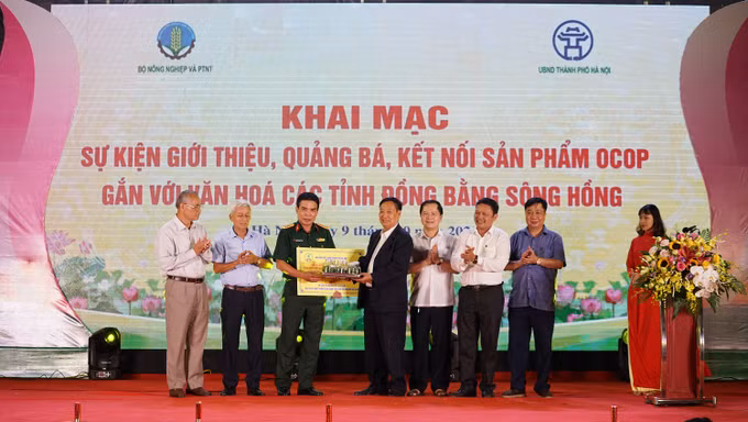 Hà Nội lần đầu tiên giới thiệu, quảng bá, kết nối sản phẩm OCOP gắn với văn hóa các tỉnh Đồng bằng sông Hồng ảnh 7