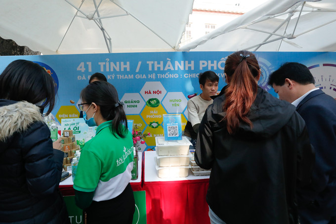 Thương mại điện tử đem tới cơ hội mới để các chủ thể sản phẩm OCOP Hà Nội có thể tiếp cận được khách hàng, tìm đầu ra cho sản phẩm. Thương mại điện tử chắp cánh cho sản phẩm OCOP Hà Nội ảnh 10