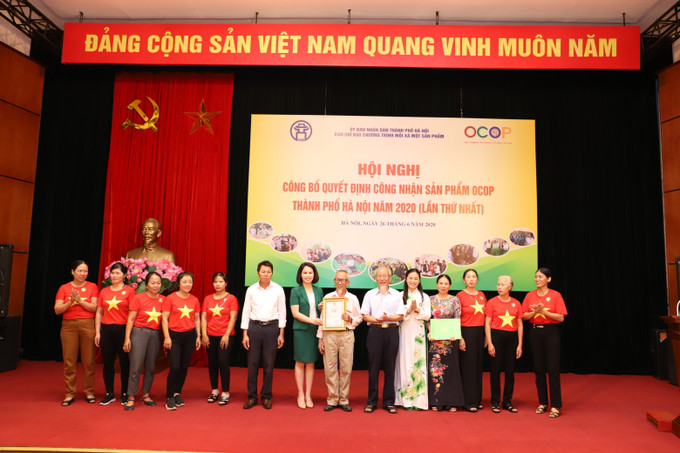 Bà Ngô Minh Hoàng, Phó Giám đốc Sở Du lịch Hà Nội trao chứng nhận sản phẩm OCOP đạt 3 sao cho các chủ thể. Hà Nội công nhận 275 sản phẩm OCOP năm 2020 ảnh 7