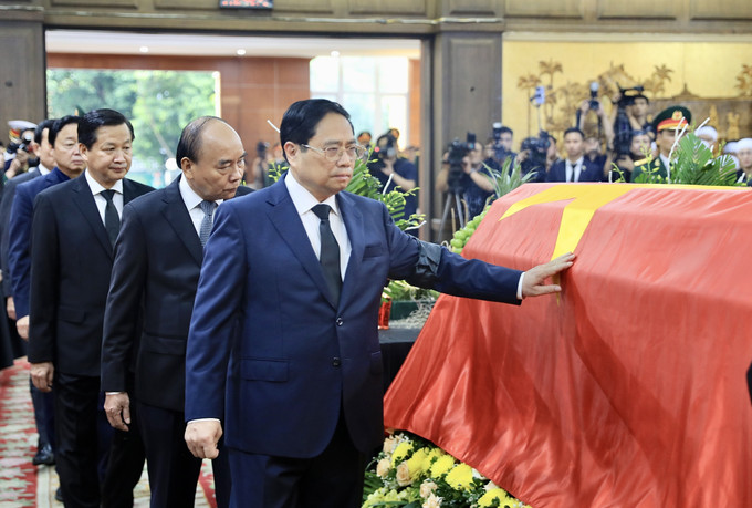Thủ tướng Chính phủ Phạm Minh Chính, các đồng chí lãnh đạo, nguyên lãnh đạo Đảng, Nhà nước đi vòng quanh linh cữu Phó Thủ tướng Lê Văn Thành. Ảnh: Lâm Khánh - TTXVN Tổ chức trọng thể Lễ truy điệu Phó Thủ tướng Lê Văn Thành ảnh 2