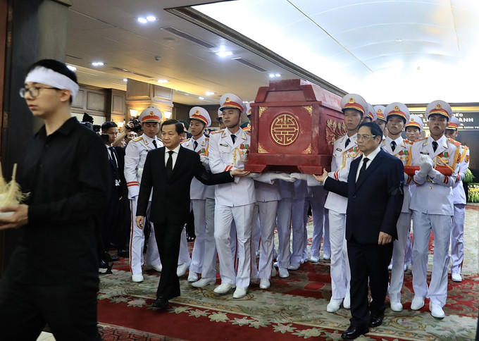 Thủ tướng Chính phủ Phạm Minh Chính và Phó Thủ tướng Lê Minh Khái đưa linh cữu Phó Thủ tướng Lê Văn Thành. Ảnh: Lâm Khánh - TTXVN Tổ chức trọng thể Lễ truy điệu Phó Thủ tướng Lê Văn Thành ảnh 5