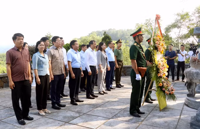 Phó Chủ tịch nước Võ Thị Ánh Xuân thăm, tặng quà gia đình chính sách tại Hà Tĩnh ảnh 3