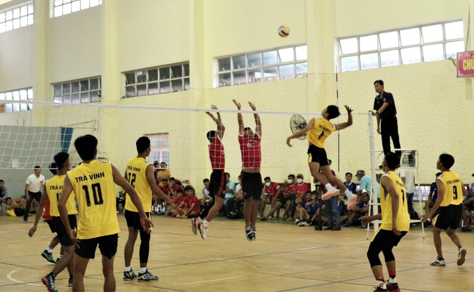 Các vận động viên tranh tài ở môn bóng chuyền trong ngày đầu thi đấu. Ảnh: Trung Hiếu - TTXVN Thúc đẩy phong trào thể dục, thể thao trong đồng bào dân tộc Khmer ảnh 2