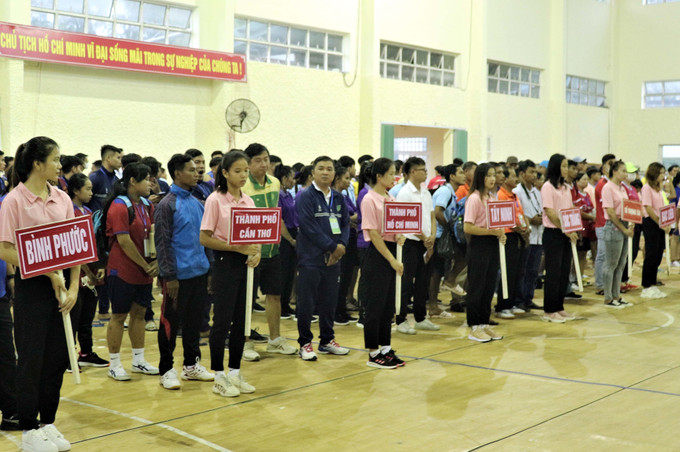 Các đội tham gia thi đấu. Ảnh: Trung Hiếu - TTXVN Thúc đẩy phong trào thể dục, thể thao trong đồng bào dân tộc Khmer ảnh 1