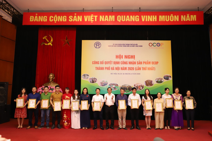 Ông Chu Phú Mỹ - Giám đốc Sở Nông nghiệp và Phát triển nông thôn Hà Nội, Chánh Văn phòng Điều phối Nông thôn mới thành phố Hà Nội trao Quyết định công nhận sản phẩm OCOP đạt 4 sao cho các chủ thể. Hà Nội công nhận 275 sản phẩm OCOP năm 2020 ảnh 4