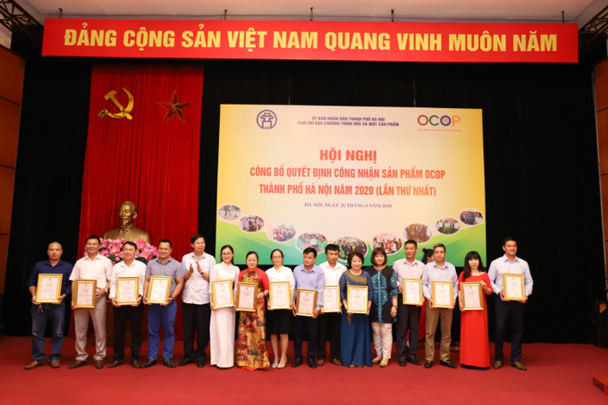Từ nay đến cuối năm, Văn phòng Điều phối Nông thôn mới thành phố Hà Nội dự kiến sẽ phát triển thêm hơn 700 sản phẩm OCOP và đẩy mạnh quảng bá, truyền thông để người tiêu dùng biết đến sản phẩm OCOP. Hà Nội công nhận 275 sản phẩm OCOP năm 2020 ảnh 11