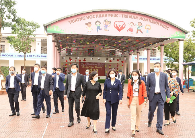 Phó Bí thư Thường trực Thành ủy Hà Nội Nguyễn Thị Tuyến (thứ ba, từ phải qua trái) cùng Đoàn công tác của thành phố Hà Nội kiểm tra việc thực hiện xây dựng nông thôn mới trên địa bàn huyện Hoài Đức (Hà Nội). Trong ảnh: Đoàn tới thăm Trường mầm non Yên Sở ở xã Yên Sở. Ảnh: Long Nguyễn Hà Nội nắm bắt nguyện vọng của người dân, phát huy vai trò làm chủ của nhân dân trong xây dựng nông thôn mới ảnh 4