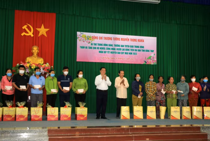 Trưởng Ban Tuyên giáo Trung ương Nguyễn Trọng Nghĩa trao quà cho hộ nghèo và công nhân tại Đồng Tháp ảnh 1