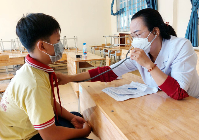 Khám sàng lọc để tiêm vaccine cho trẻ em dưới 12 tuổi tại tỉnh Sóc Trăng. Ảnh: Trung Hiếu - TTXVN Sóc Trăng phấn đấu 95% trẻ em từ 5 tuổi đến dưới 12 tuổi được tiêm đủ liều vaccine phòng COVID-19 ảnh 1
