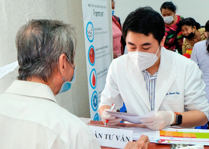 Tư vấn, khám sức khỏe cho bệnh nhân tại sự kiện. Ảnh: Đinh Hằng - TTXVN Nâng cao kiến thức vì một cộng đồng đái tháo đường khỏe mạnh ảnh 3