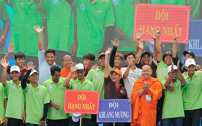Niềm vui nhận được giải nhất của đội Kha Lang Mương đến từ huyện Châu Thành, tỉnh Kiên Giang. Ảnh: An Hiếu Hội ghe Ngo giữa lòng Thành phố Hồ Chí Minh ảnh 15