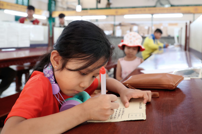 Du khách nhí trải nghiệm viết thư tay tại Bưu điện Thành phố Hồ Chí Minh. Ảnh: An Hiếu Bưu điện Thành phố, điểm đến không thể bỏ qua khi tới Thành phố Hồ Chí Minh ảnh 8