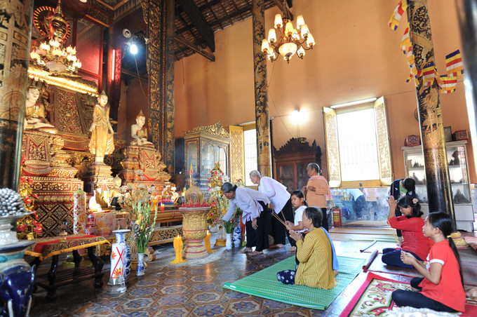 Vào những dịp lễ lớn, chùa Kh’Leang thường đón nhiều du khách thập phương, đồng bào Khmer đến chiêm bái. Ảnh: An Hiếu Kiến trúc đặc sắc của chùa Kh’Leang ở Sóc Trăng ảnh 4