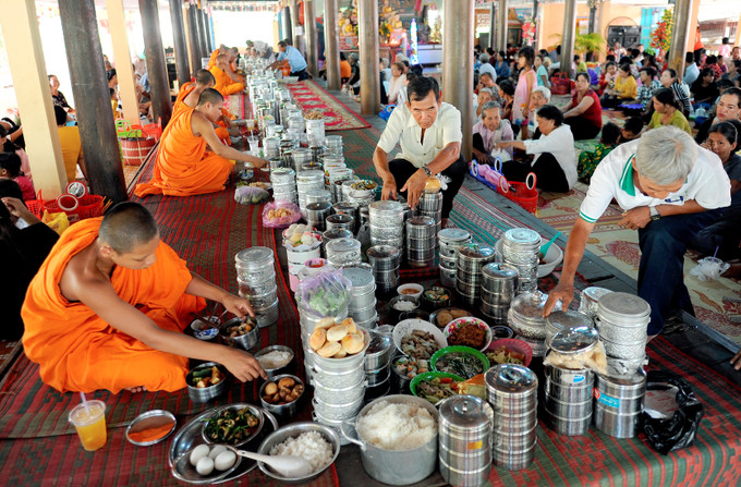 Bà con phật tử Khmer thực hiện nghi thức độ thực trong khuôn khổ Tết Chôl Chnăm Thmây của người Khmer tại chùa Kh’Leang. Ảnh: An Hiếu Kiến trúc đặc sắc của chùa Kh’Leang ở Sóc Trăng ảnh 7