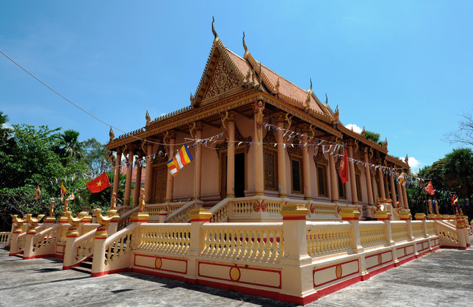 Vào những ngày lễ lớn của đồng bào Khmer, chùa Kh’Leang được trang hoàng lộng lẫy với cờ phướn xung quanh chánh điện. Ảnh: An Hiếu Kiến trúc đặc sắc của chùa Kh’Leang ở Sóc Trăng ảnh 1