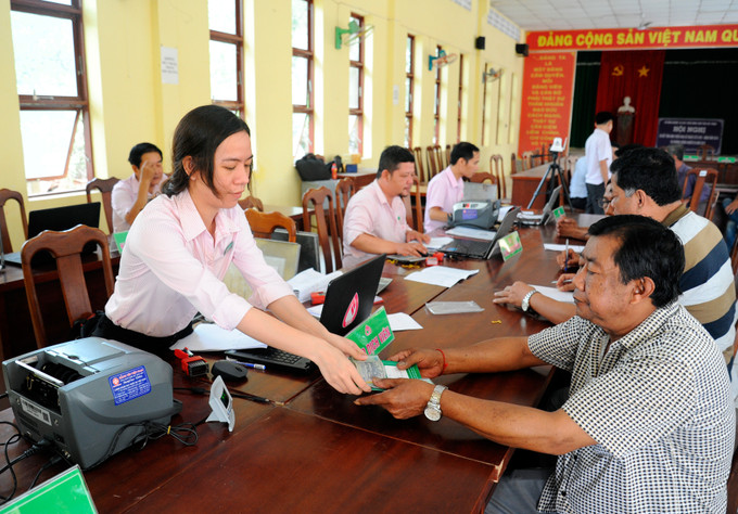Giải ngân từ nguồn vốn vay của Ngân hàng chính sách xã hội cho các hộ Khmer nghèo và cận nghèo tại thị trấn Trấn Đề (Trần Đề, Sóc Trăng). Ảnh: An Hiếu Hiệu quả chương trình mục tiêu Quốc gia giảm nghèo bền vững ở Sóc Trăng ảnh 4