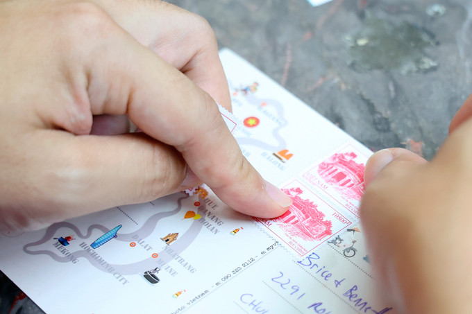 Dán tem trên bưu thiếp là hoạt động không thể thiếu khi đến Bưu điện Thành phố Hồ Chí Minh. Ảnh: An Hiếu Bưu điện Thành phố, điểm đến không thể bỏ qua khi tới Thành phố Hồ Chí Minh ảnh 9