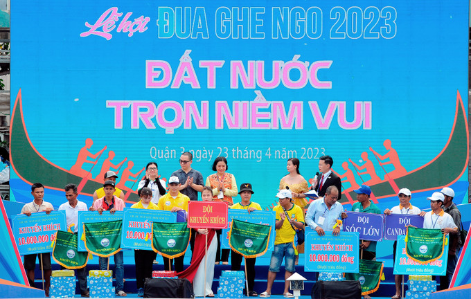 Trao thưởng cho các đội đạt giải khuyết khích tại Lễ hội đua ghe Ngo. Ảnh: An Hiếu Hội ghe Ngo giữa lòng Thành phố Hồ Chí Minh ảnh 11