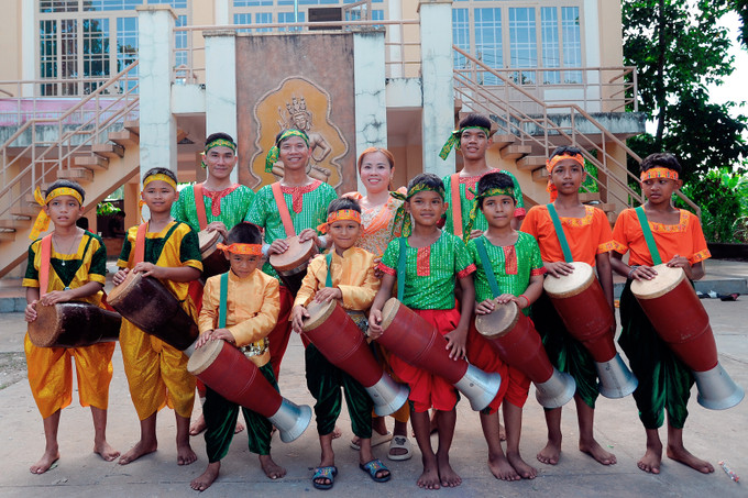Các thành viên của một đội múa trống Chhay-dăm ở xã Trường Tây, huyện Hoà Thành (Tây Ninh). Ảnh: An Hiếu Múa trống Chhay-dăm - Di sản văn hóa phi vật thể quốc gia ảnh 7