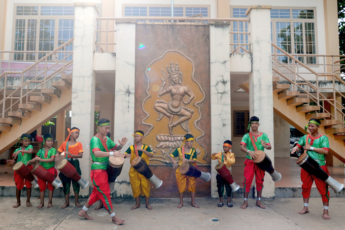 Các thanh thiếu niên người Khmer ở xã Trường Tây, huyện Hoà Thành (Tây Ninh) vẫn ngày ngày miệt mài tập luyện múa trống Chhay-dăm. Ảnh: An Hiếu Múa trống Chhay-dăm - Di sản văn hóa phi vật thể quốc gia ảnh 1