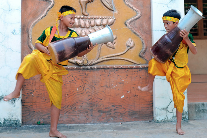 Các động tác cơ bản trong múa trống Chhay-dăm : vỗ lên mặt trống bằng tay, đánh bằng cùi chỏ, đầu gối, gót chân.... Ảnh: An Hiếu Múa trống Chhay-dăm - Di sản văn hóa phi vật thể quốc gia ảnh 3