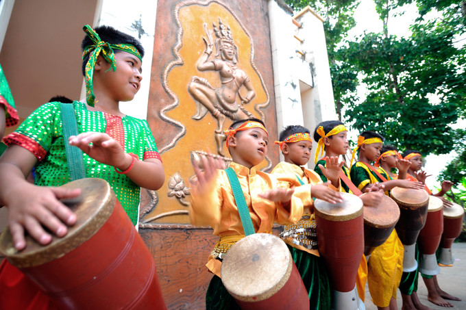 Múa trống Chhay-dăm ở xã Trường Tây, huyện Hoà Thành (Tây Ninh) thu hút nhiều thiếu nhi người Khmer tham gia tập luyện. Ảnh An Hiếu Múa trống Chhay-dăm - Di sản văn hóa phi vật thể quốc gia ảnh 2