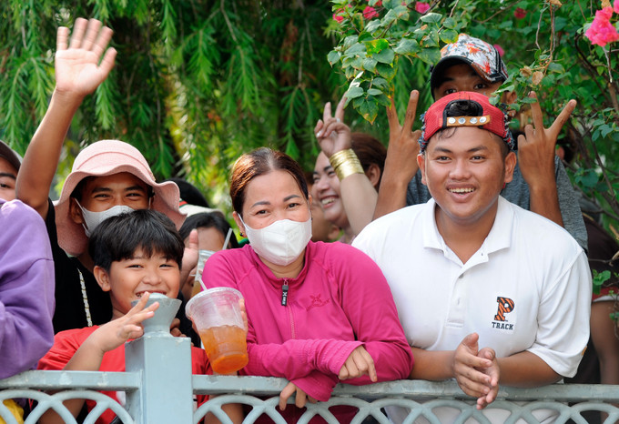 Người dân Tp. Hồ Chí Minh cổ vũ cho các đội đua tại Lễ hội đua ghe Ngo lần thứ nhất. Ảnh: An Hiếu Hội ghe Ngo giữa lòng Thành phố Hồ Chí Minh ảnh 8