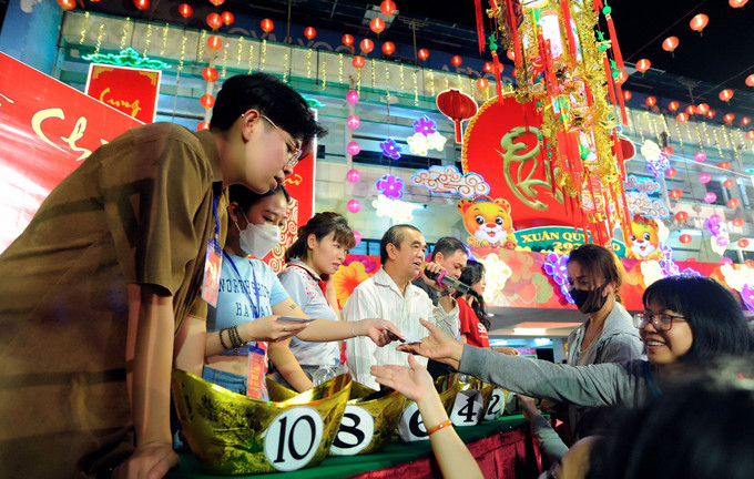Trò chơi dân gian "Đố đèn" đặc trưng của cộng đồng người Hoa vào dịp Tết Nguyên Tiêu tại trung tâm văn hóa Quận 5, thành phố Hồ Chí Minh. Ảnh: An Hiếu Rộn ràng Tết Nguyên Tiêu của người Hoa thành phố Hồ Chí Minh ảnh 16