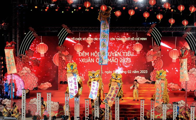 Trình diễn múa lân trên mai hoa thung tại Trung tâm văn hóa Quận 5, thành phố Hồ Chí Minh. Ảnh: An Hiếu Rộn ràng Tết Nguyên Tiêu của người Hoa thành phố Hồ Chí Minh ảnh 13